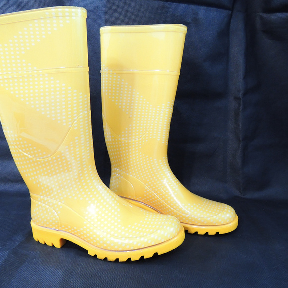 Burberry Shoes - Burberry Yellow Rain Boots Womens Size 36